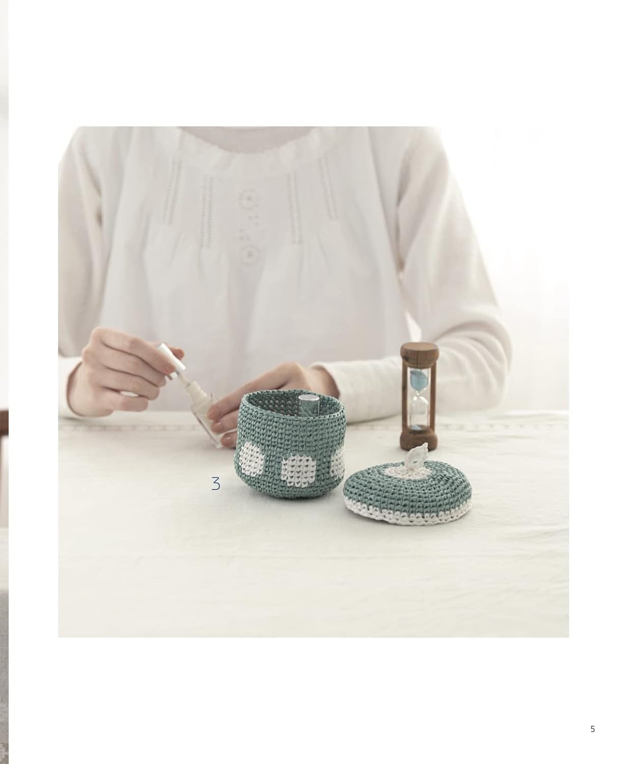 Crochet a sturdy fabric! Crochet items using stockinette stitch: Pouches pochettes tote bags - Japanese Craft Book