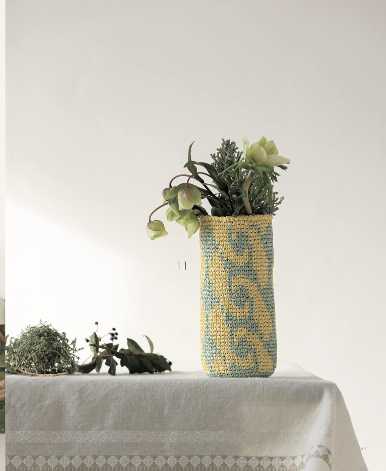 Crochet a sturdy fabric! Crochet items using stockinette stitch: Pouches pochettes tote bags - Japanese Craft Book