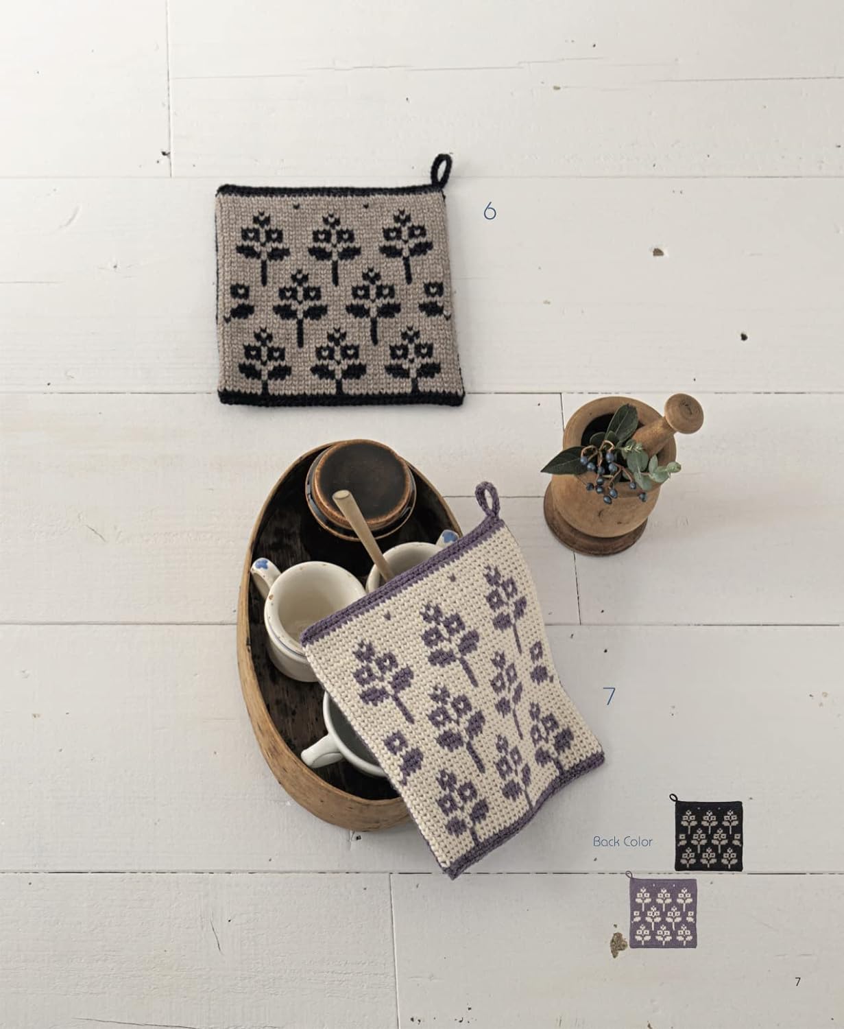 Crochet a sturdy fabric! Crochet items using stockinette stitch: Pouches pochettes tote bags - Japanese Craft Book