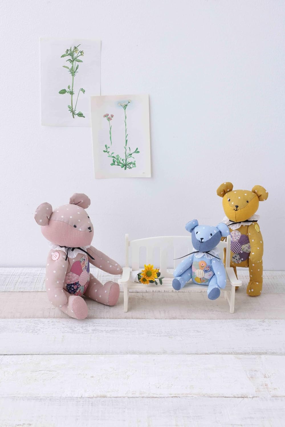 Commercially OK! Fabric accessories are three times cuter when made in large, medium and small sizes: Make three with one recipe! - Japanese Craft Book