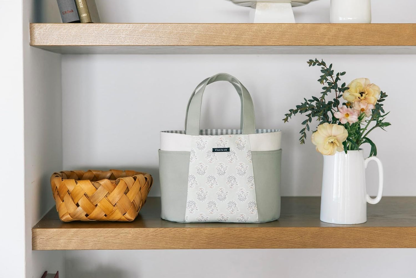 Commercially OK! Bags and accessories with unique designs that look like they'd be sold at a general store - Japanese Craft Book