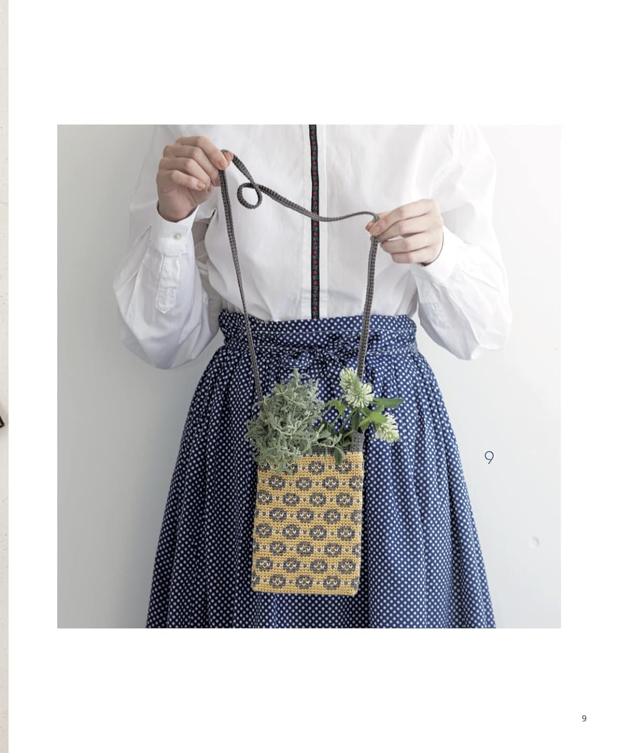 Crochet a sturdy fabric! Crochet items using stockinette stitch: Pouches pochettes tote bags - Japanese Craft Book