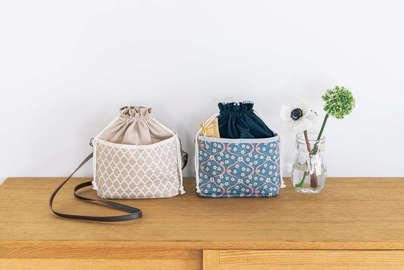 Commercially OK! Bags and accessories with unique designs that look like they'd be sold at a general store - Japanese Craft Book