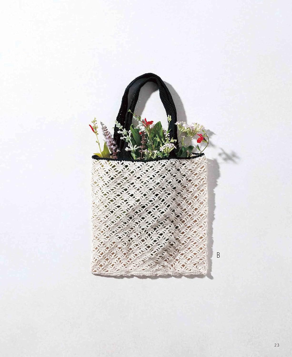 Crochet eco bags and sub bags that can be folded into a small size and used all year round - Japanese Craft Book