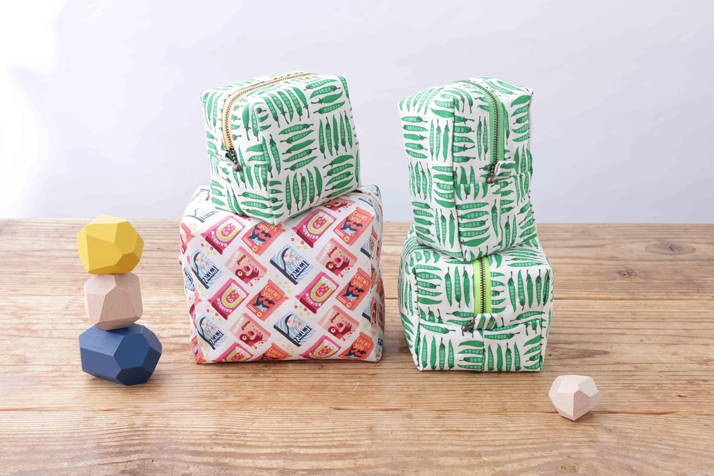 Commercially OK! Fabric accessories are three times cuter when made in large, medium and small sizes: Make three with one recipe! - Japanese Craft Book