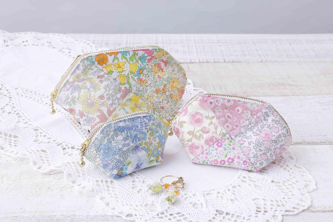 Commercially OK! Fabric accessories are three times cuter when made in large, medium and small sizes: Make three with one recipe! - Japanese Craft Book