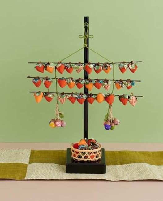 Mini-sized and enjoyable all year round, seasonal crepe crafts and hanging decorations - Japanese Craft Book