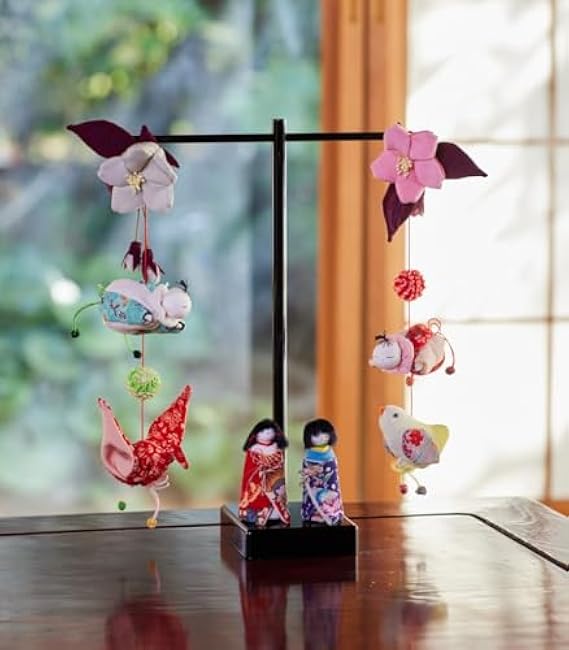 Mini-sized and enjoyable all year round, seasonal crepe crafts and hanging decorations - Japanese Craft Book