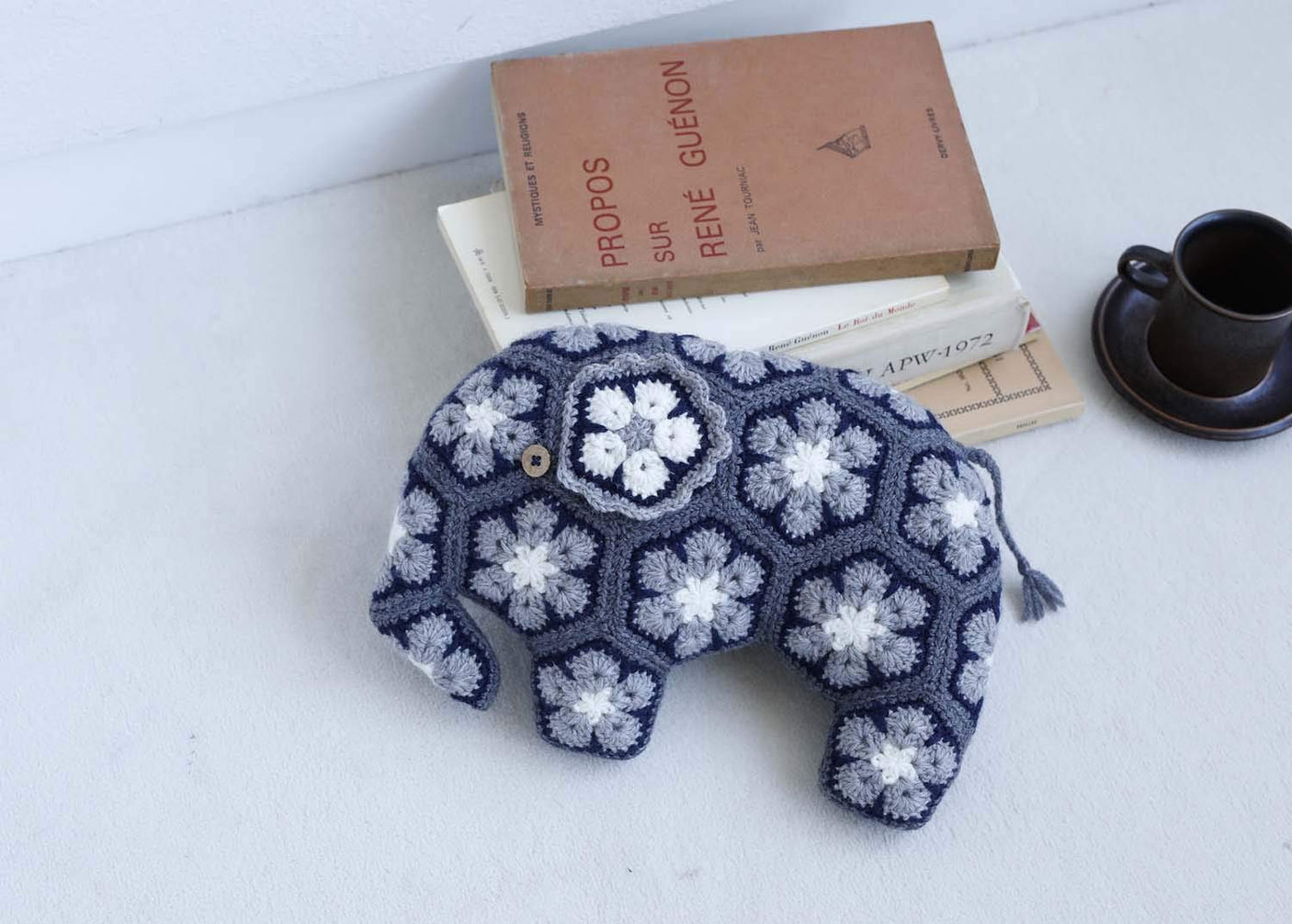 Motif knitting for winter Pouch bag shawl circular seat room shoes amigurumi - Japanese Craft Book