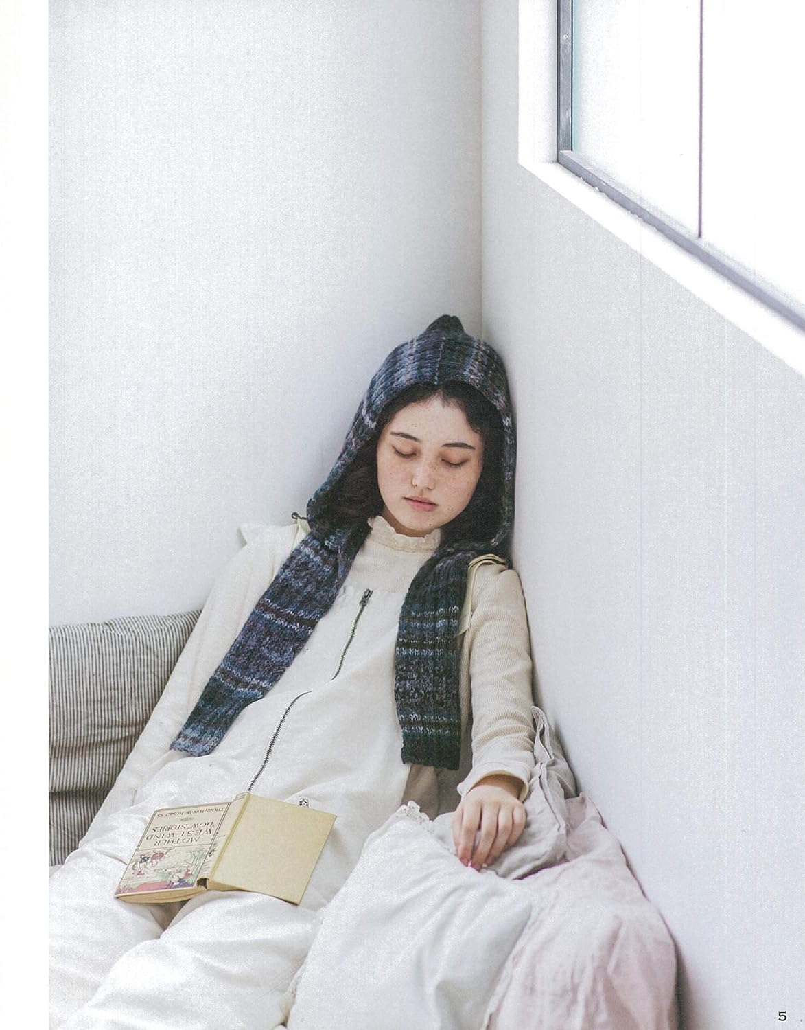 Winter rolls and knit accessories - Stay warm with hand knitting - Japanese Craft Book